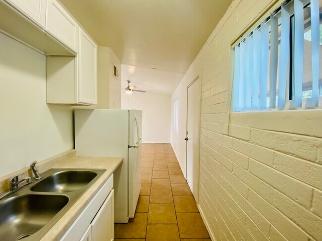 Building Photo - 1st Floor Corner 1 Bedroom Home with Backy...