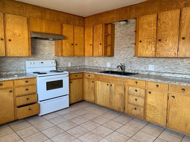 Building Photo - Downtown apartment