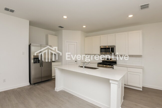 Building Photo - 200 Pine St