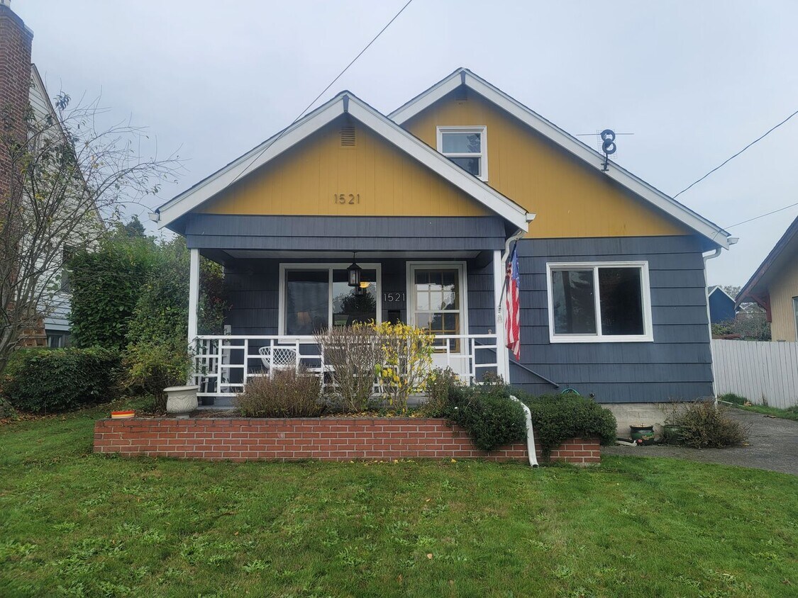 Primary Photo - 3 Bedroom Home in Convenient Bremerton Loc...