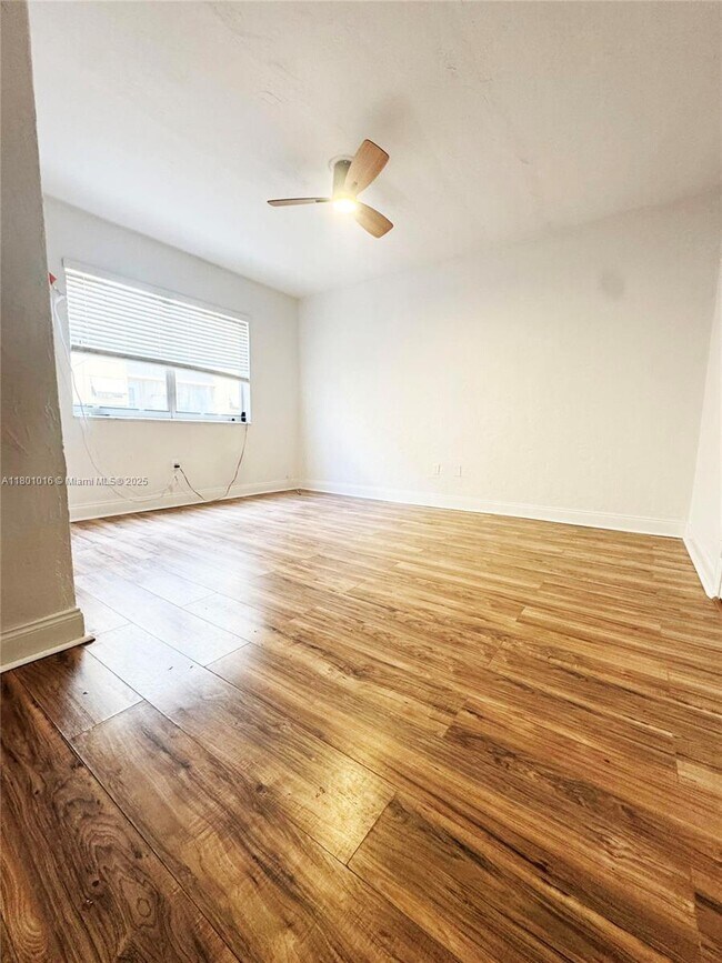 Foto del edificio - 7510 Byron Ave