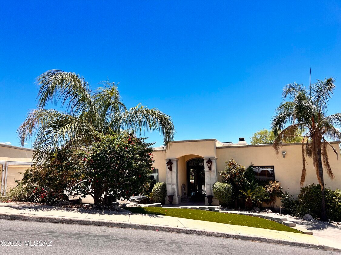 Primary Photo - 6410 N Regal Manor Dr