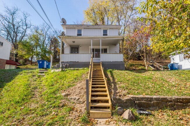 Foto del edificio - Stunning 3 bedroom home in Penn Hills avai...
