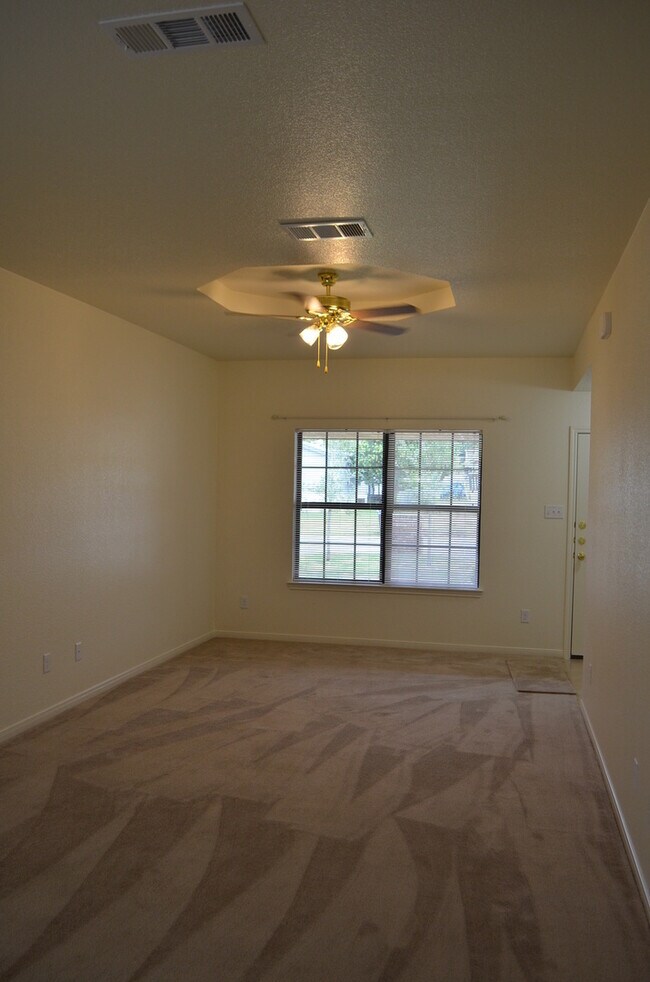 Building Photo - 913Daisy