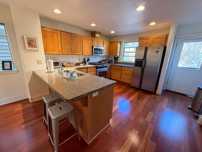 Building Photo - Beautiful 2 Bed/2.5 Bath Townhome on Bend's Westside - Shevlin Park Road