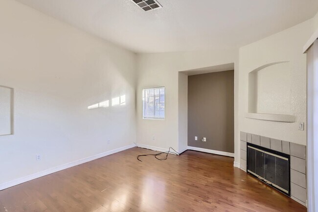 Foto del edificio - 2nd Floor Condo in Gated Northeast Communi...