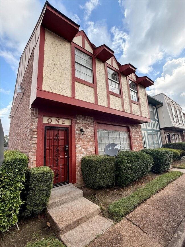 Photo - 7700 Creekbend Dr (Houston, TX) Townhome