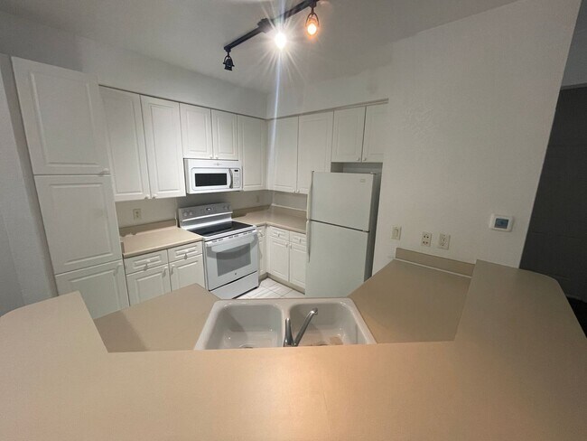 Building Photo - 1 Bed/1 Bath in Manor Row at Park Central!...