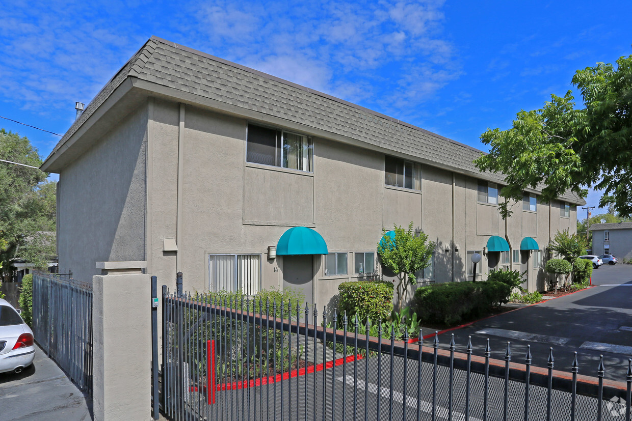 Building Photo - Pavilion Townhomes