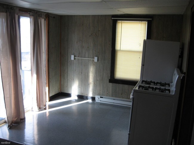 Foto del edificio - 1 br, 1 bath Triplex - 74 Hollis St Apt 2L