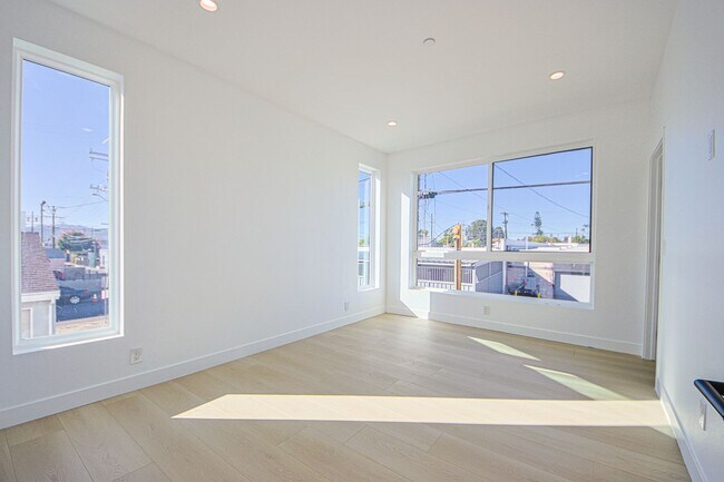Building Photo - 5709 Auckland Ave