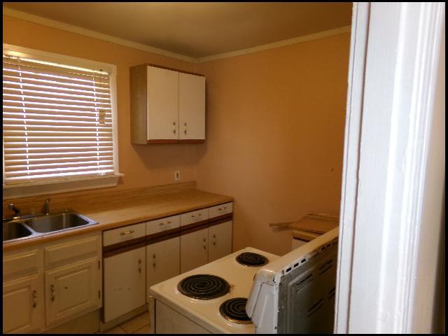 Building Photo - 920 S Elm St