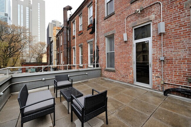 Foto del edificio - 353 W 46th St