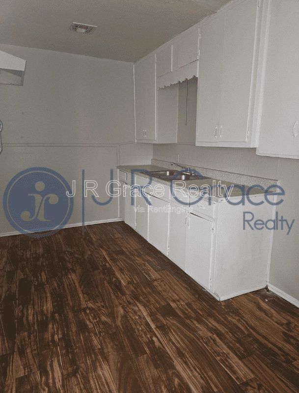 Building Photo - 602 E Navarro St