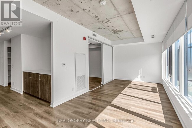 Building Photo - 115 Larchmount Ave
