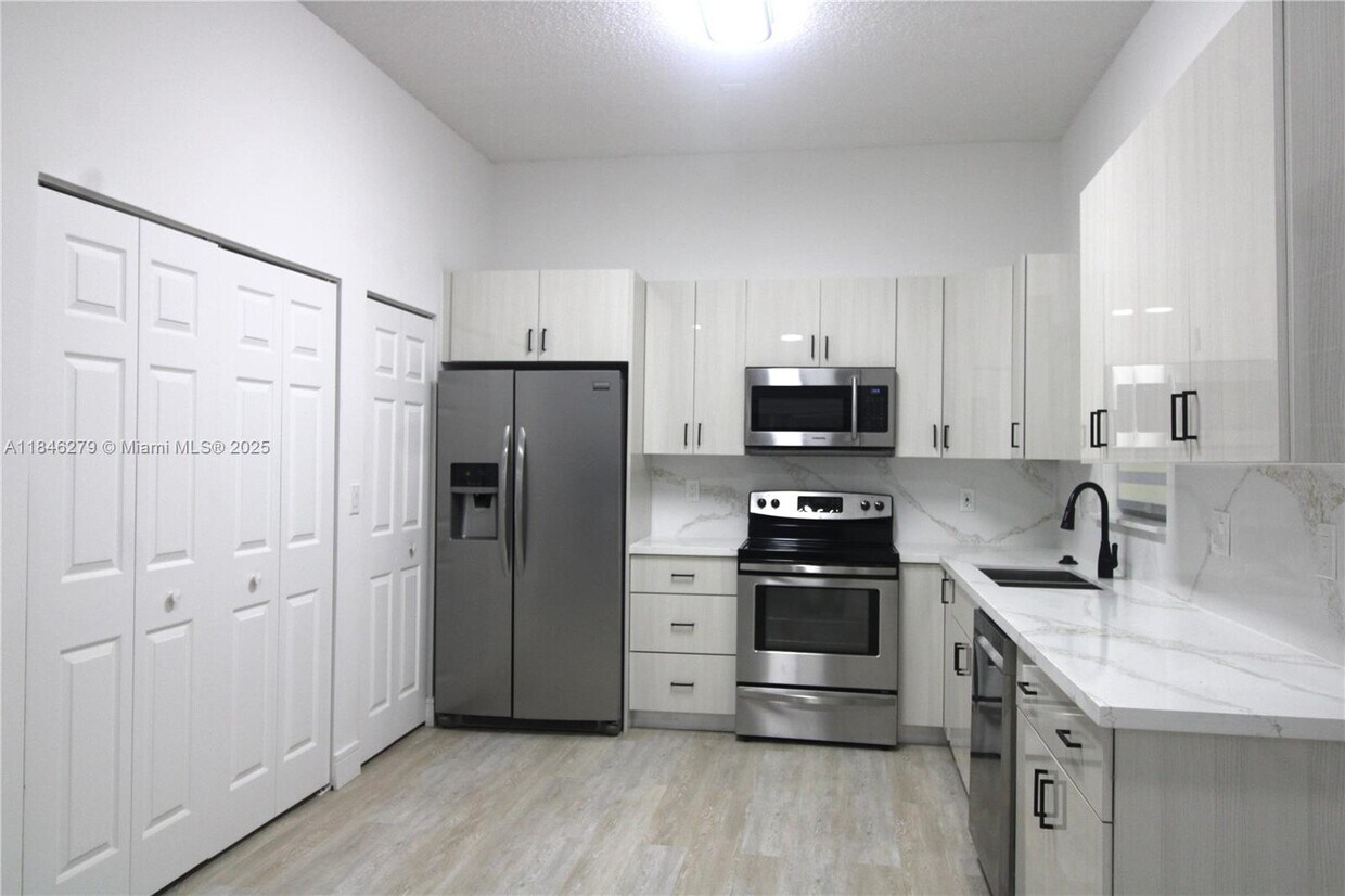 Foto principal - 16223 Emerald Cove Rd