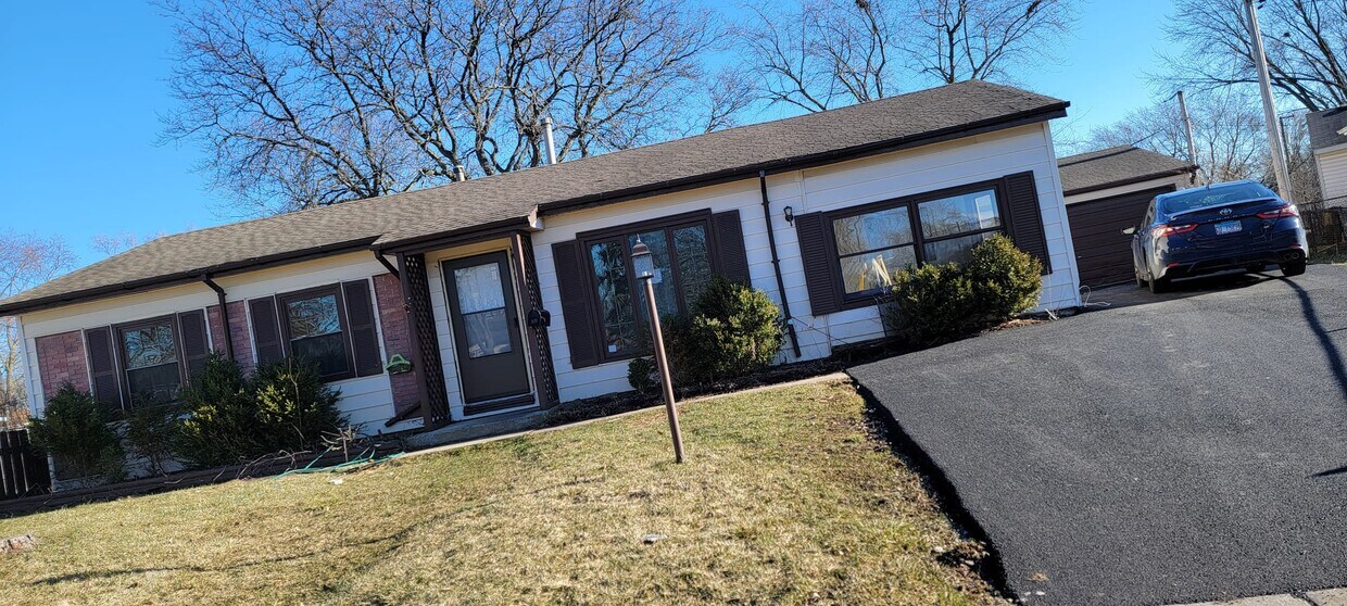 113 Willow Ct, Streamwood, IL 60107 House Rental in Streamwood, IL