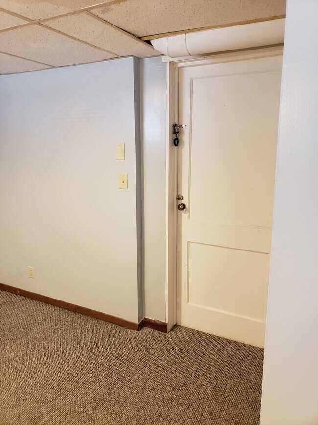 bedroom - 5050 Dudley St