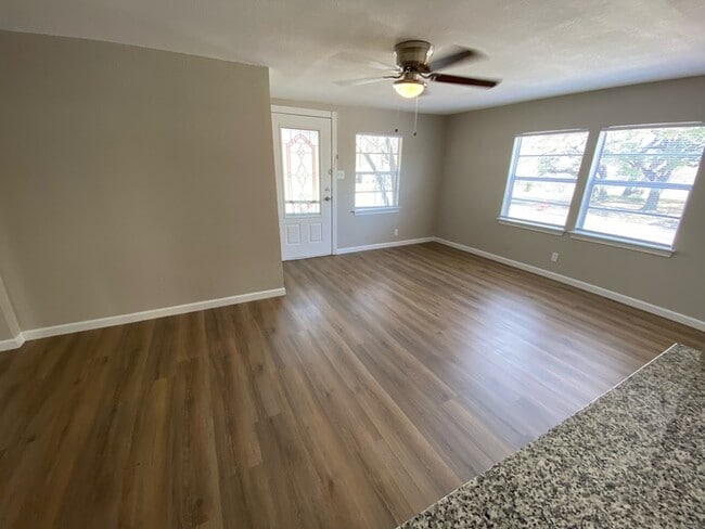 Building Photo - Newly Updated 3 Bedroom 2 Bathroom Home in...