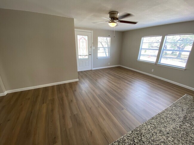 Foto del edificio - Newly Updated 3 Bedroom 2 Bathroom Home in...