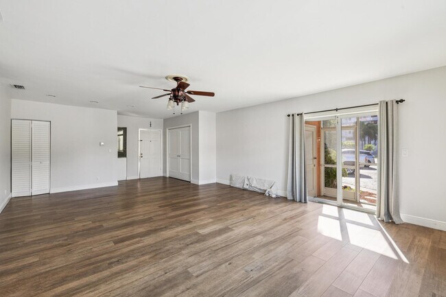 Foto del edificio - 1450 N Riverside Dr