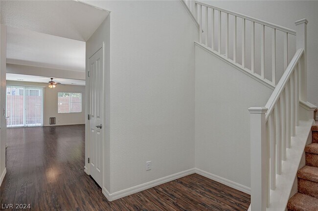 Foto del edificio - 7853 Dell Ridge Ave.