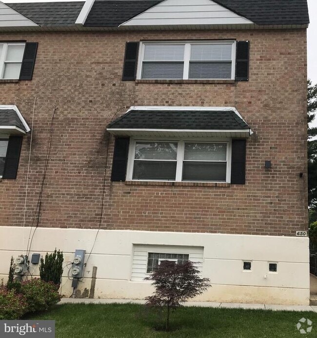 Building Photo - 650 Parlin St