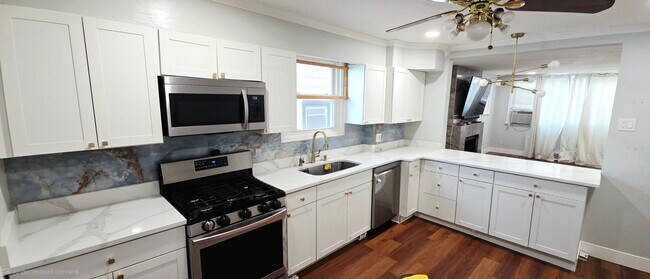 Fotografía del edificio - 728 Golden Ave