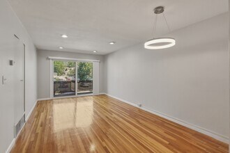 Building Photo - 800 Hyde Park Ave