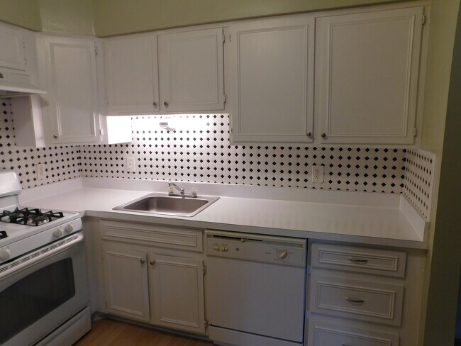 Building Photo - 490 N Fox Hills Dr