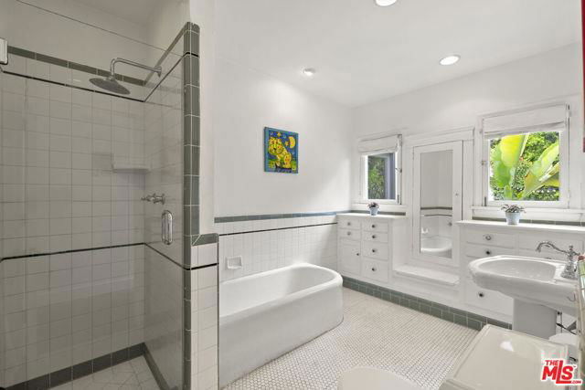 Building Photo - 428 N Edinburgh Ave