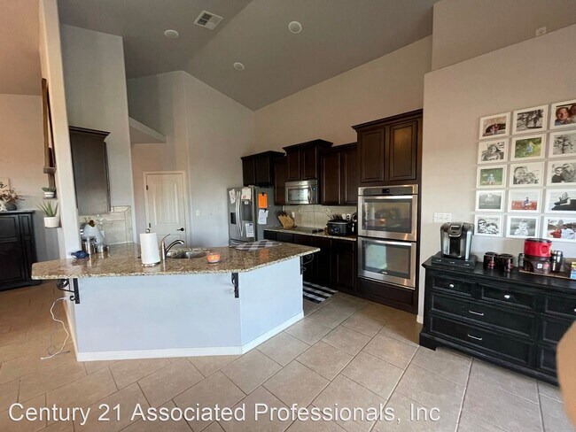 Building Photo - 4 br, 2 bath House - 1902 Emerald Ct