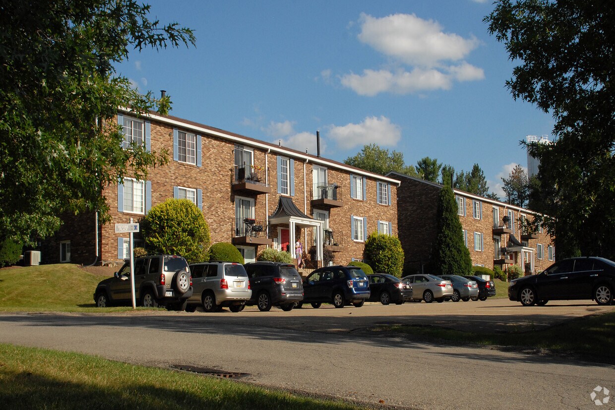 Building Photo - 6109 Patrick Henry Dr