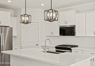 Building Photo - 15887 W Cottontail Ln