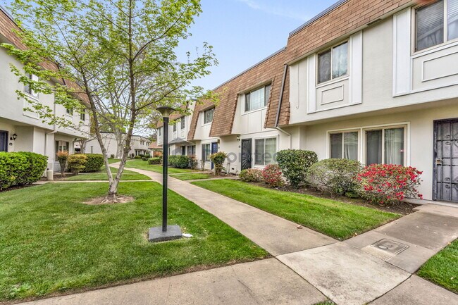 Building Photo - 8809 Salmon Falls Dr