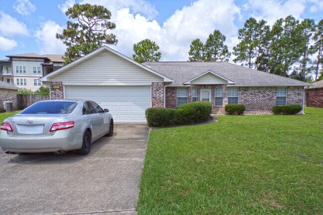 Foto del edificio - Spacious SW Pensacola Home ready in July