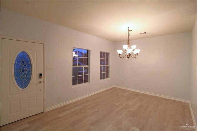 Foto del edificio - 4112 Petunia Ave