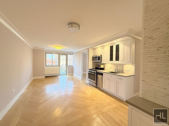 Building Photo - 2 bed 2 bath renovated with washer and dryer / Balcony / WEST 93 STREET
