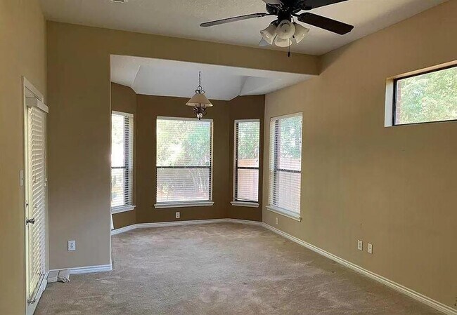 Building Photo - 3251 Willowbend Rd