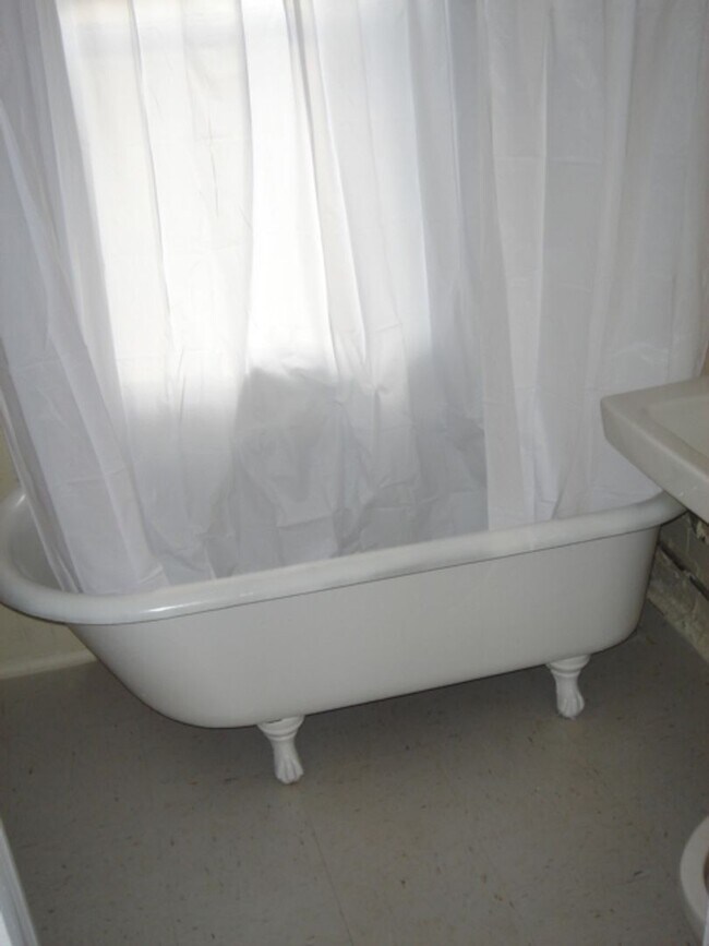 Building Photo - Renovated May 1 Studio NO FEE Heat HW inc Students ok  Seconds to Green line