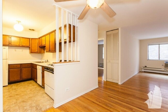Building Photo - 665 W Wrightwood