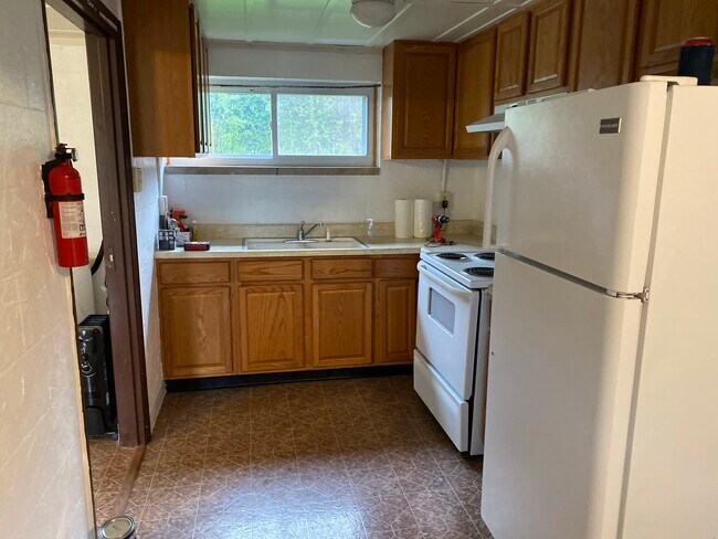 Kitchen - 511 W Duncan Dr