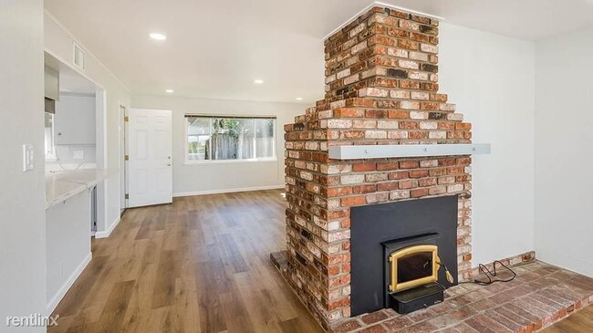 Building Photo - 4 br, 2 bath House - 1912 Playa St