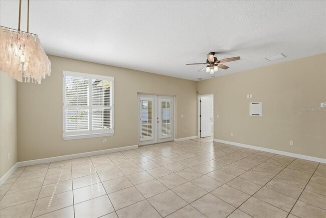 Building Photo - 950 E Broadway St