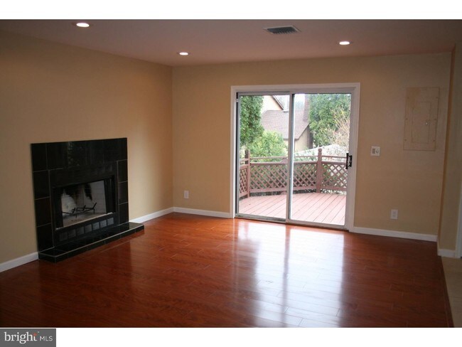 Building Photo - 2608 Dumont Ave