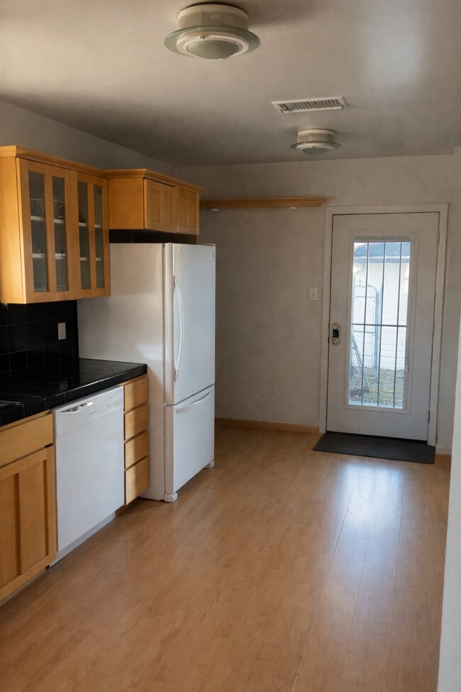 Building Photo - 1255 Sunset Ave