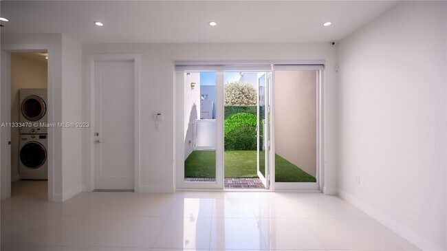 Foto del edificio - 6331 NW 104th Path