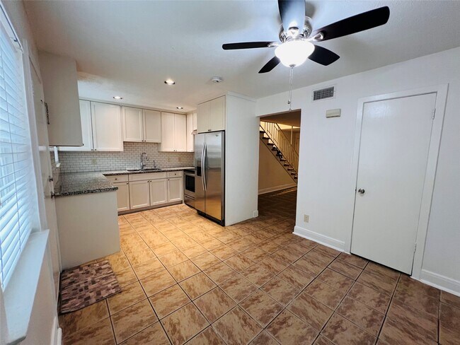 Building Photo - 5538 Holly St