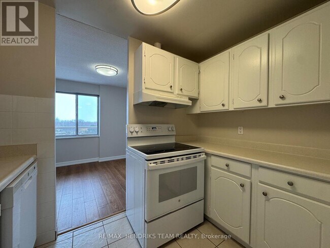 Building Photo - 610 Lake St