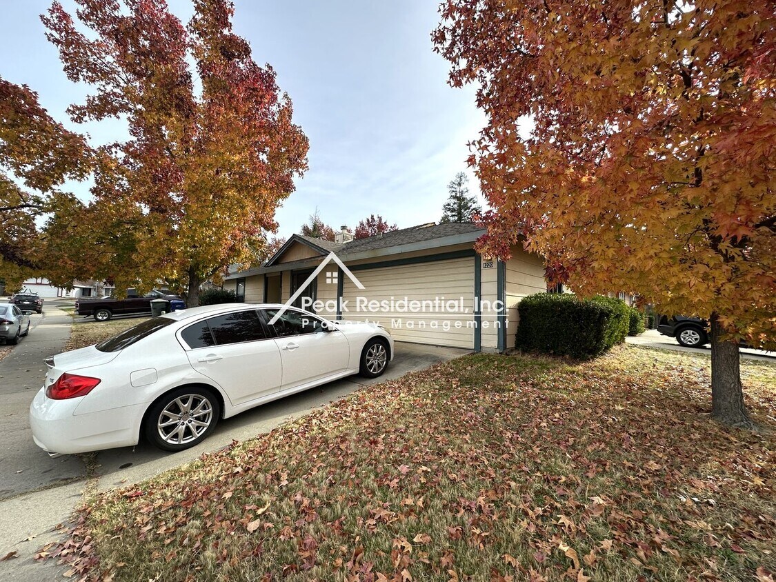 Building Photo - Very Nice 2bd/2ba Antelope Halfplex with 2...